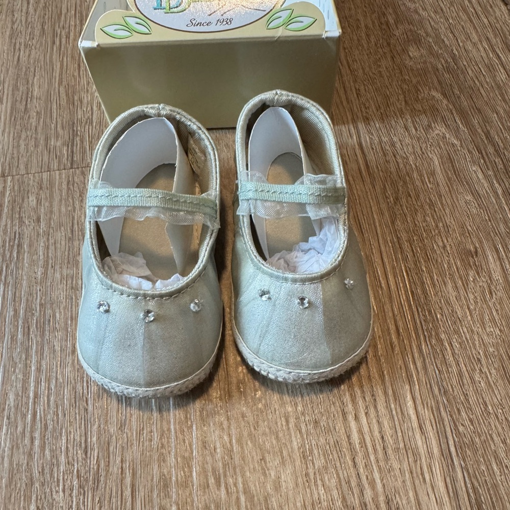 Elegant Kids Shoes with Rhinestone Detail